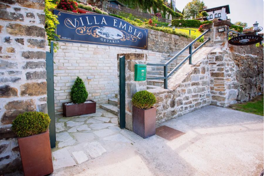 Desde esta villa se divisa el ratón de Getaria 