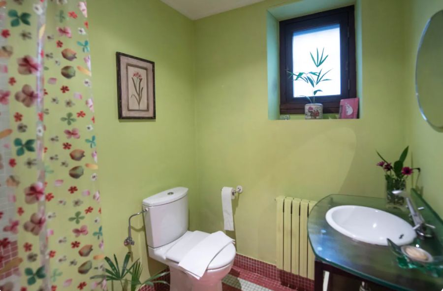 Esta villa tiene piscina y amplio jardín donde tomar el sol