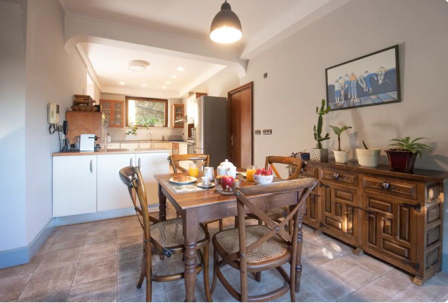 Esta villa tiene piscina y amplio jardín donde tomar el sol