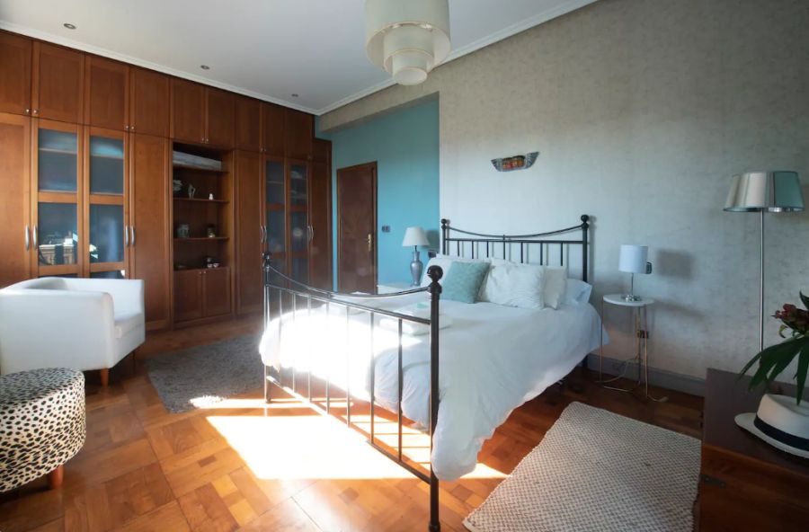 Esta villa tiene piscina y amplio jardín donde tomar el sol