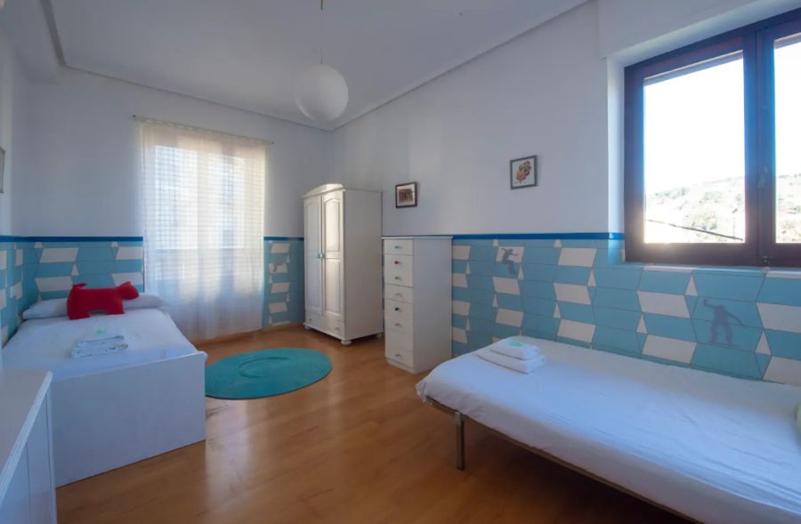 Esta villa tiene piscina y amplio jardín donde tomar el sol