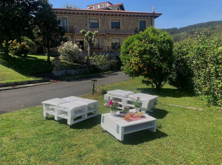 Esta villa tiene piscina y amplio jardín donde tomar el sol