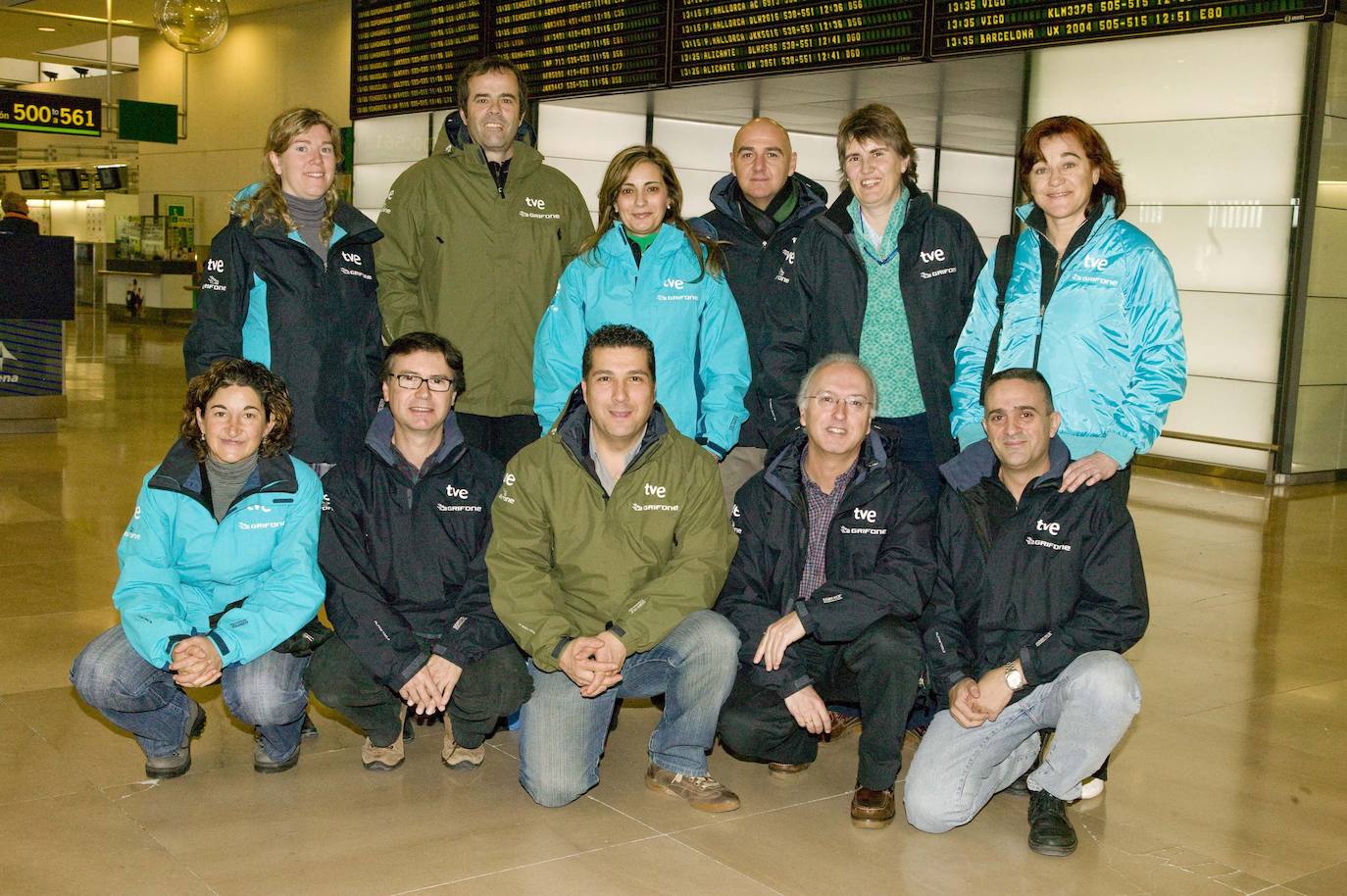 Los integrantes del equipo de RTVE que se desplazaron a cubrir los Juegos Olímpicos de Vancouver en 2010 en el aeropuerto de Barajas. Arriba, de izquierda a derecha: Olalla Cernuda, Paco Grande, Virtudes Fernández, Ignacio Gómez-Acebo, Paloma del Río, Blanca Fernández Ochoa. Abajo, en el mismo orden: Elena Jiménez, Pablo Balsa, Andrés Rojano, Ramón Pizarro y Alfonso Martín.