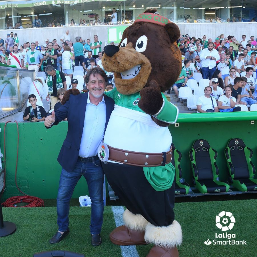 El oso Cacho es un oso con la piel parda, propio de Cantabria, y eso refleja la unión e identidad del Racing con la Comunidad Autónoma; tiene en la cabeza la cinta propia de los guerreros cántabros.