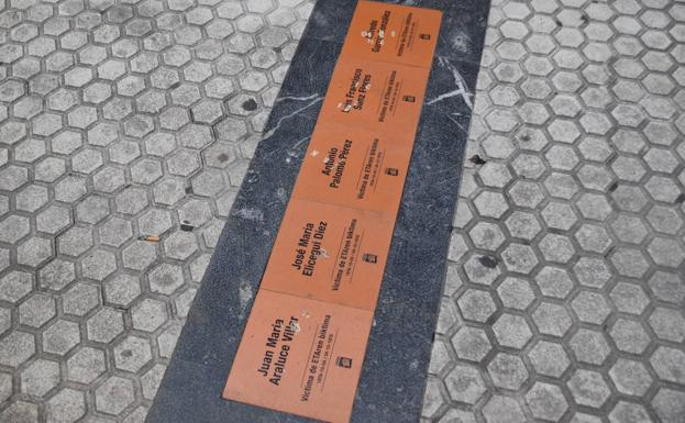 El Ayuntamiento repondrá las placas por las víctimas de ETA en Donostia tras el tercer ataque