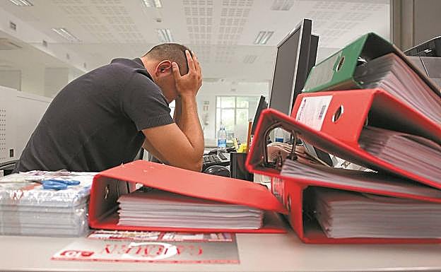 Las situaciones de acoso en el trabajo motivan un centenar de denuncias que se producen cada año en Euskadi.