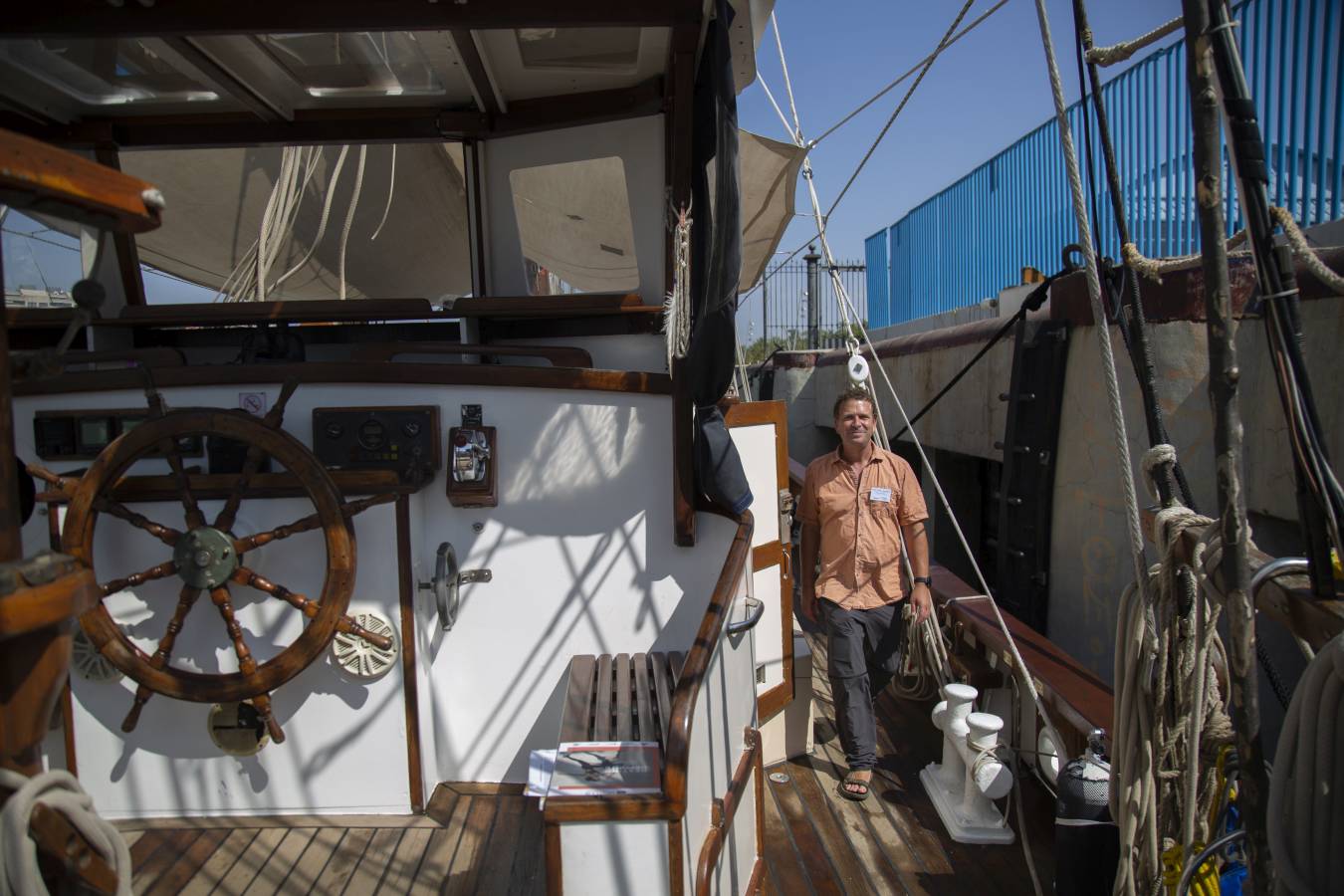El velero suizo 'Fleur de Passion' desembarcando tras atracar en el puerto de Sevilla tras dar por concluido este viernes en Sevilla cuatro años de investigación del «planeta mar» tras un recorrido de 78.000 kilómetros, realizado a una media de 13 kilómetros por hora y «siguiendo los pasos de Magallanes y Elcano».