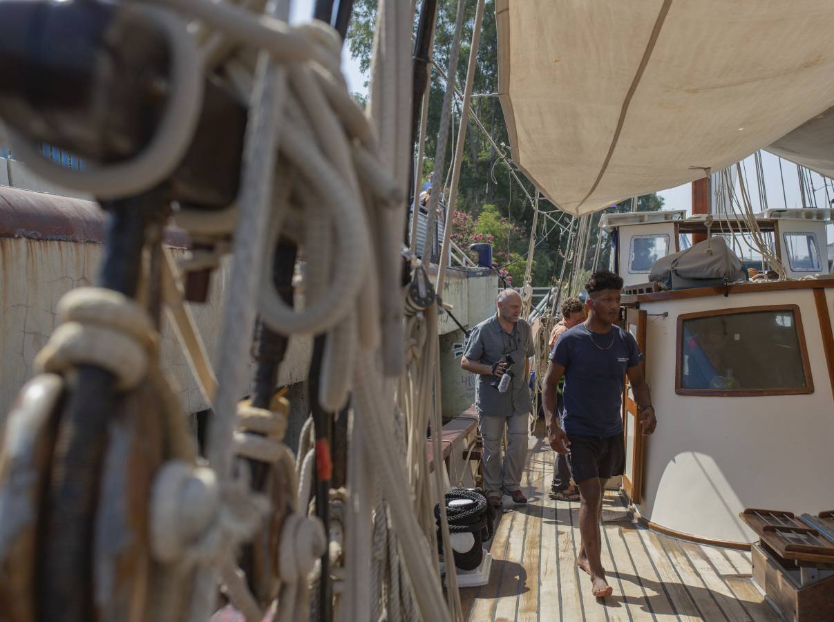 El velero suizo 'Fleur de Passion' desembarcando tras atracar en el puerto de Sevilla tras dar por concluido este viernes en Sevilla cuatro años de investigación del «planeta mar» tras un recorrido de 78.000 kilómetros, realizado a una media de 13 kilómetros por hora y «siguiendo los pasos de Magallanes y Elcano».