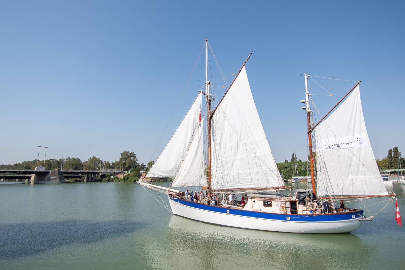El velero suizo 'Fleur de Passion' desembarcando tras atracar en el puerto de Sevilla tras dar por concluido este viernes en Sevilla cuatro años de investigación del «planeta mar» tras un recorrido de 78.000 kilómetros, realizado a una media de 13 kilómetros por hora y «siguiendo los pasos de Magallanes y Elcano».