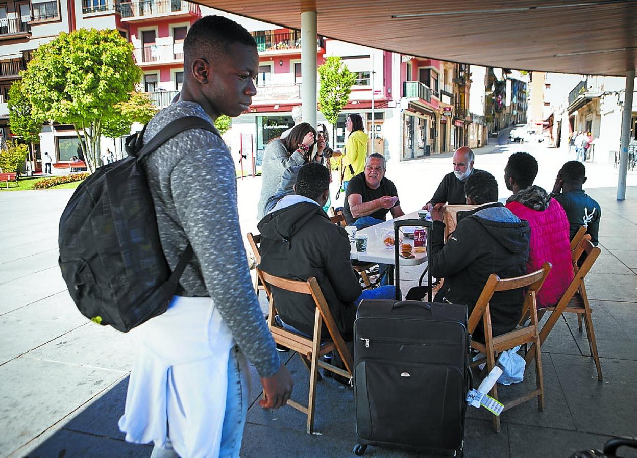 Un grupo de migrantes en la plaza San Juan de Irun. 