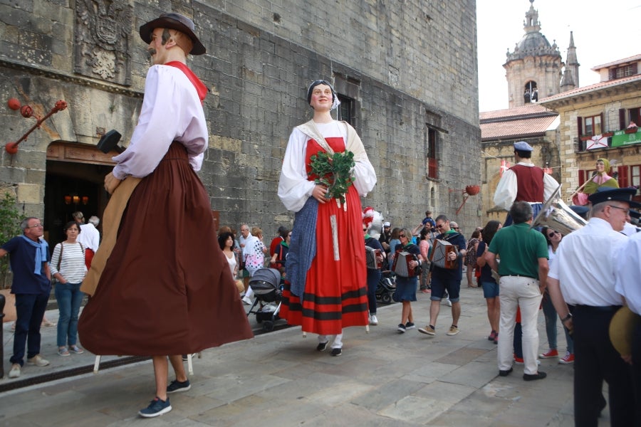 Fotos: Tamborrada infantil, Gigantes y Cabezudos dan comienzo a las fiestas