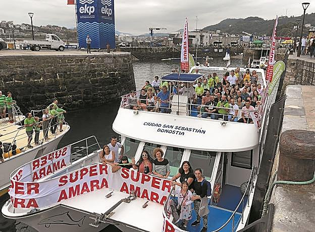 Pasajeros a bordo del Ciudad de San Sebastián el pasado domingo de regatas.