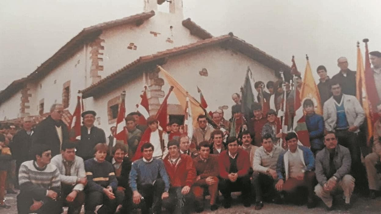 Miembros de la trainera de Zumaia tras bendecir varias banderas conseguidas en la temporada 1984, en la ermita. 
