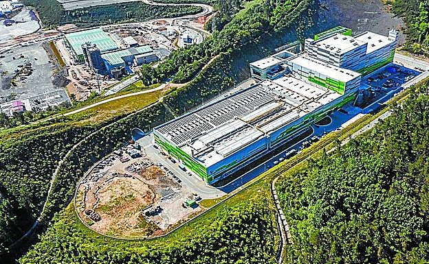 Imagen principal - La incineradora de Zubieta culmina su construcción y arranca su fase de pruebas