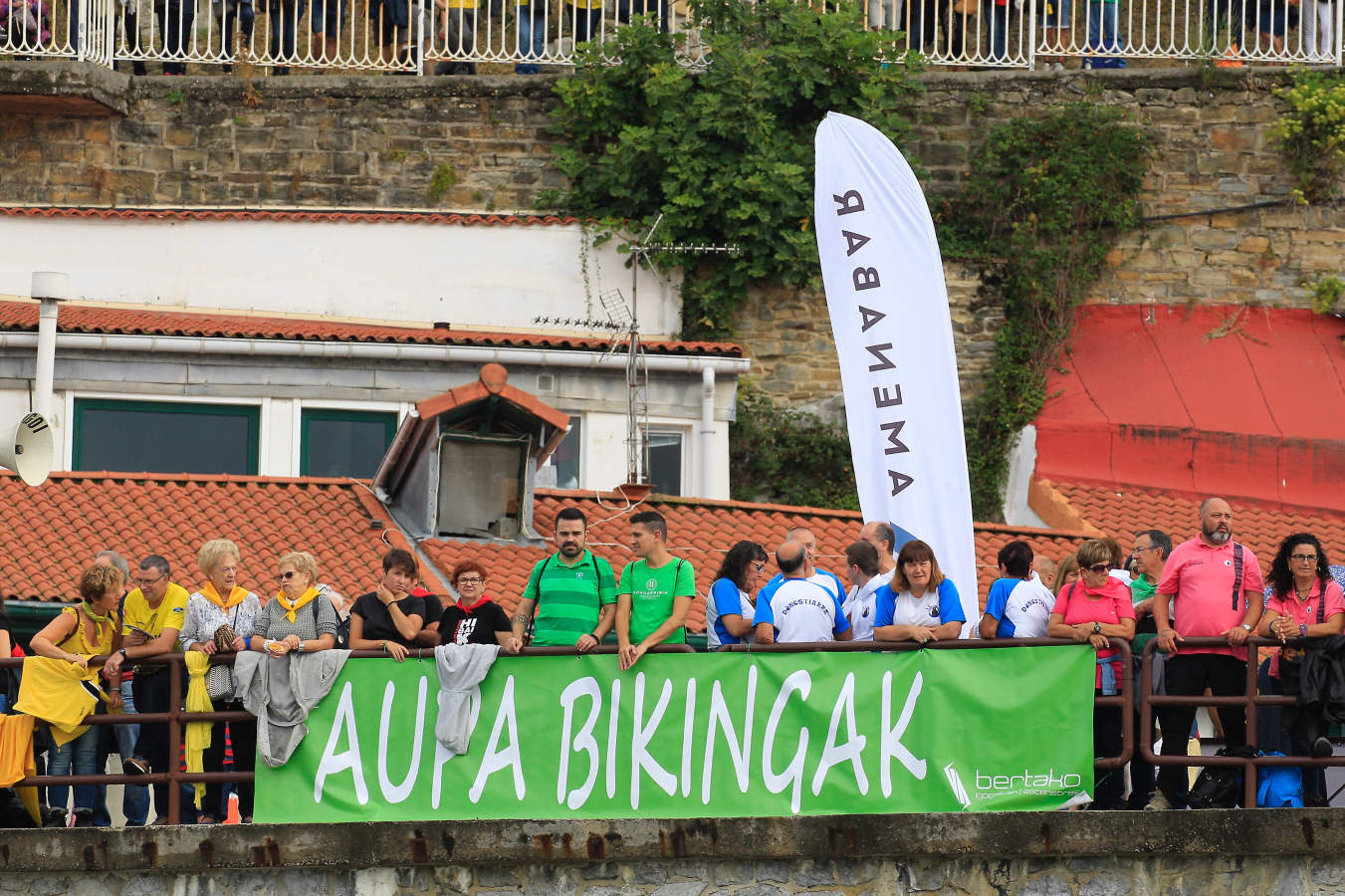 Las aficiones dan colorido al muelle y sus alrededores.