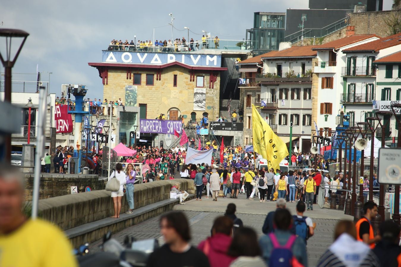 Las aficiones dan colorido al muelle y sus alrededores.