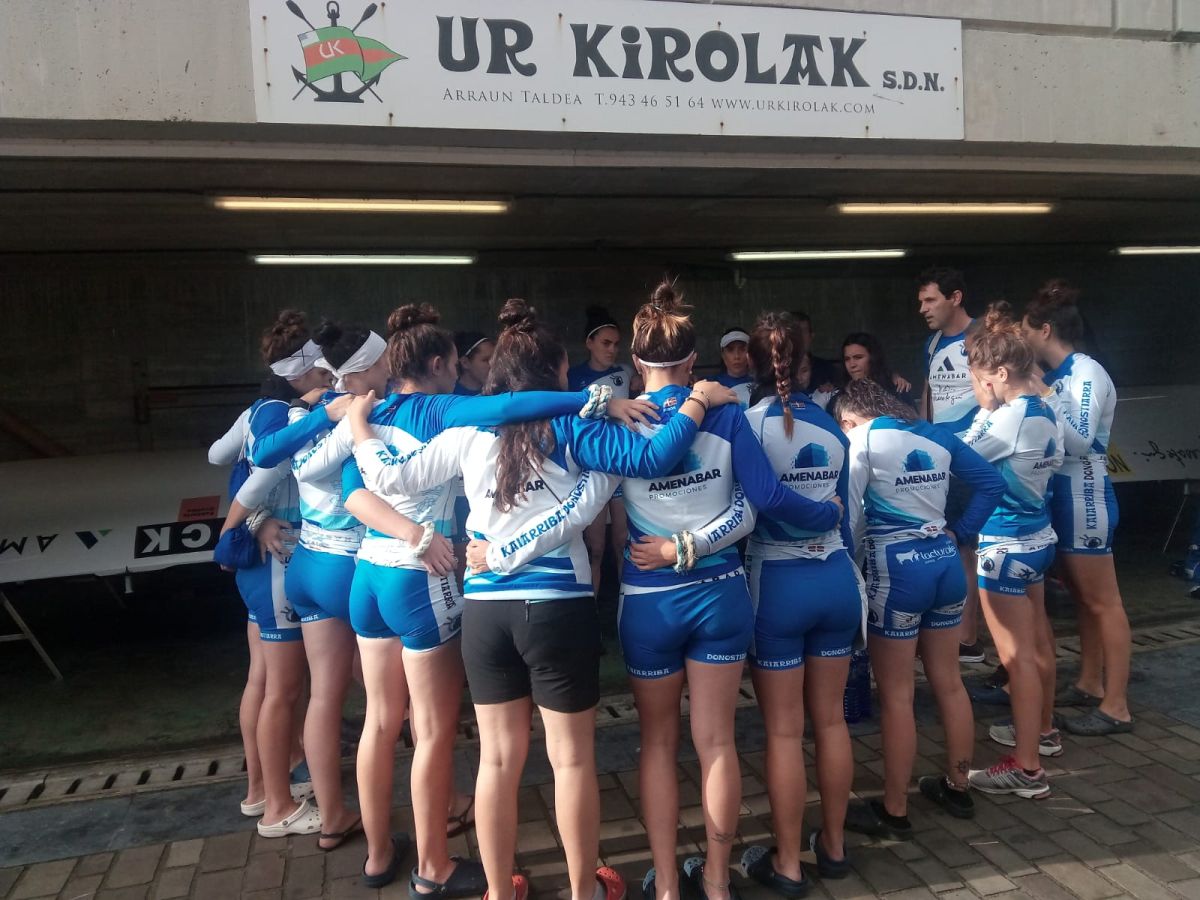 Las aficiones dan colorido al muelle y sus alrededores.