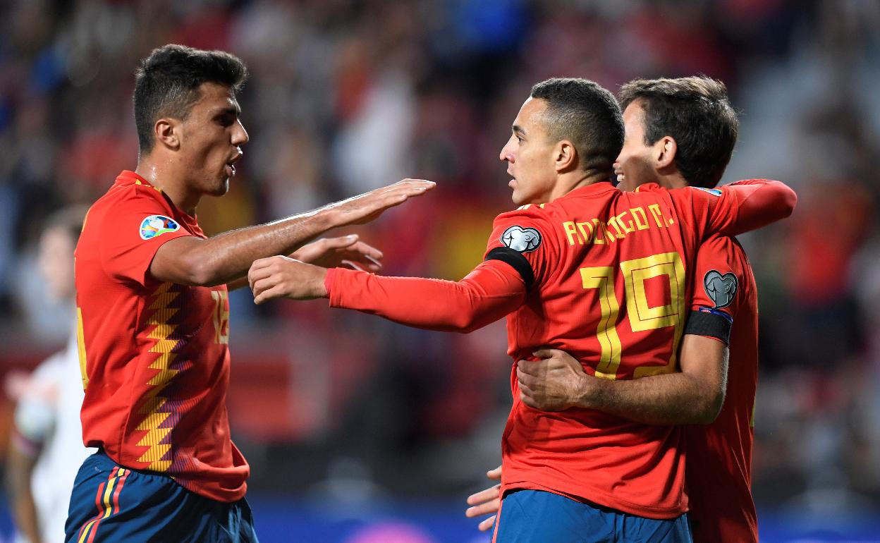 Rodrigo es felicitado por Rodri y Oyarzábal tras uno de sus goles en Gijón