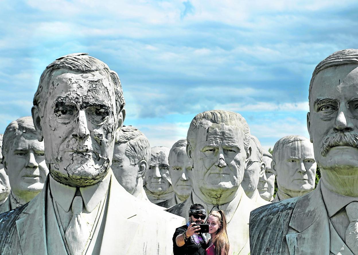 Los bustos gigantes de presidentes de EE UU se alinean en el parque de Williamsburg, en el Estado de Virginia. 