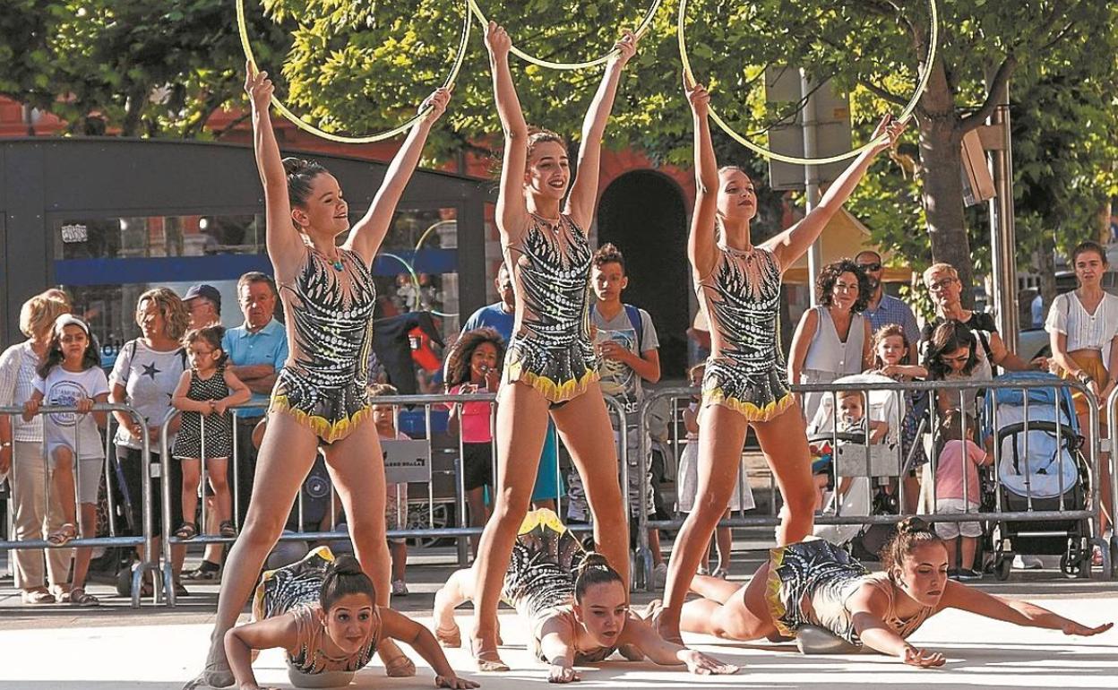 Exhibición de un grupo de gimnastas del Club Ipurua en la plaza de Unzaga. 