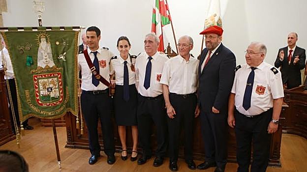 Silbore Etxebeste, Oihana Narvarte, Jesús Mari Iridoy, Ignacio Olaciregi y Alfonso Moreno-Arrones, como representantes de la Banda, posan junto al alcalde tras recibir la Insignia de oro. 