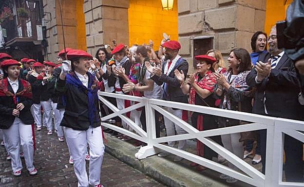 La capitana Etxebarrieta recibe aplausos en el desfile. 