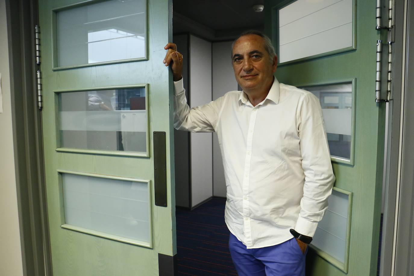 Iñaki Arriola posa en la puerta de acceso al departamento que dirige en el Gobierno Vasco. 