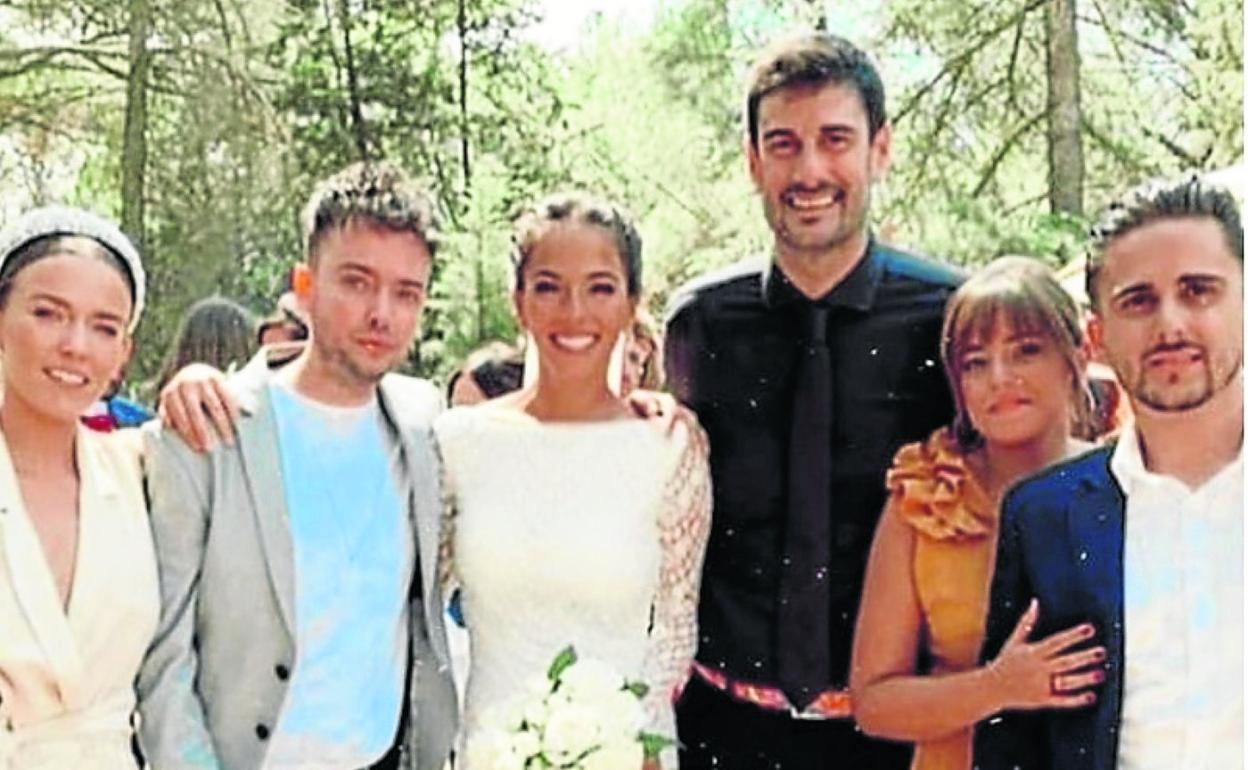 Los novios se besan tras cortar la tarta. 