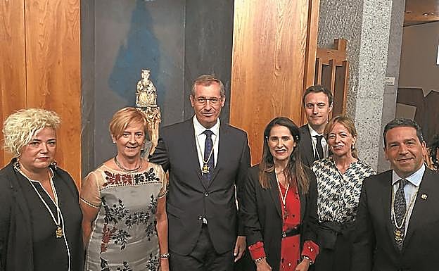 Olano, Tejería, Tapia y diputados forales con la virgen