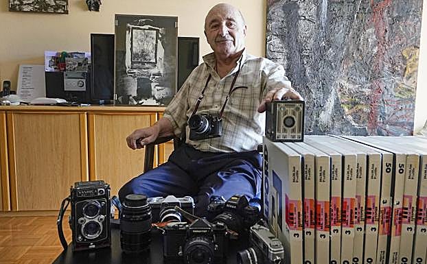 Antton Elizegi conserva todas sus cámaras y todas sus hojas de contactos. Al cuello, una de las favoritas. La mano, sobre la primera que manejó, un cajón Kodak.