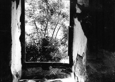 Imagen secundaria 1 - Un 'txorimalo' en el caserío de Juan Luis Goenaga (1968); el caserío Gorostidi, de Orexa; una fotografía de la serie 'Muñecos' (1975) y un bosque de Oñati (1980). Fotografías cedidas por Antton Elizegi.