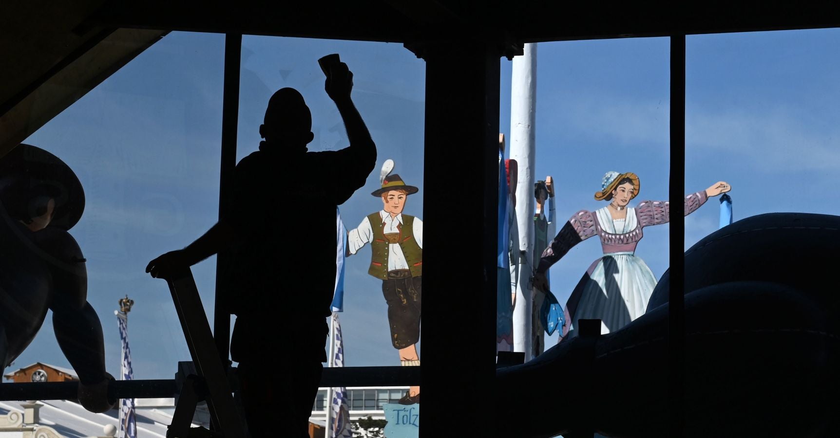 Los trabajadores están instalando las mesas y las barras de cerveza para celebrar un año más el festival de la cerveza en Múnich. 
