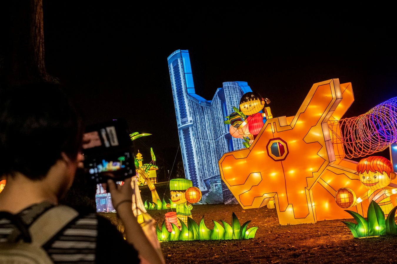 La luz y el color fueron los protagonistas durante la celebración del Festival Medio Otoño en el Jurong Lake Gardens.