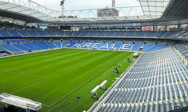 El césped de Anoeta luce ya con las rayaspintadas para el choque del sábado ante el Atlético