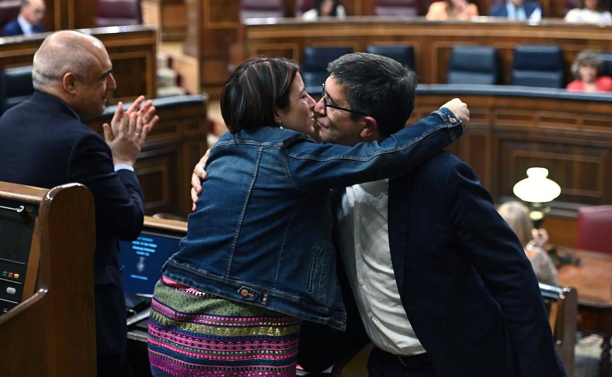 Lastra saluda a Patxi López tras defender la ley de la eutanasia.