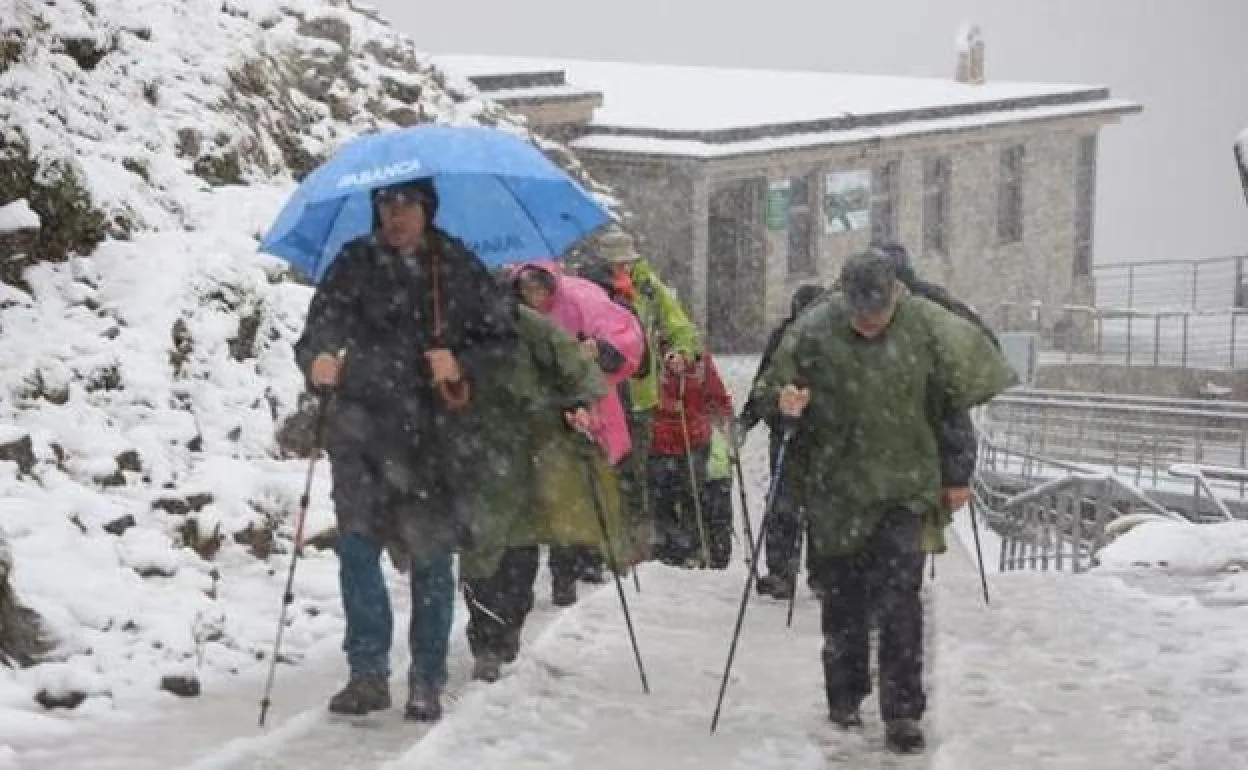 Un grupo de excursionistas daneses y noruegos, a los que sorprendió la nevada en Fuente Dé en Cantabria