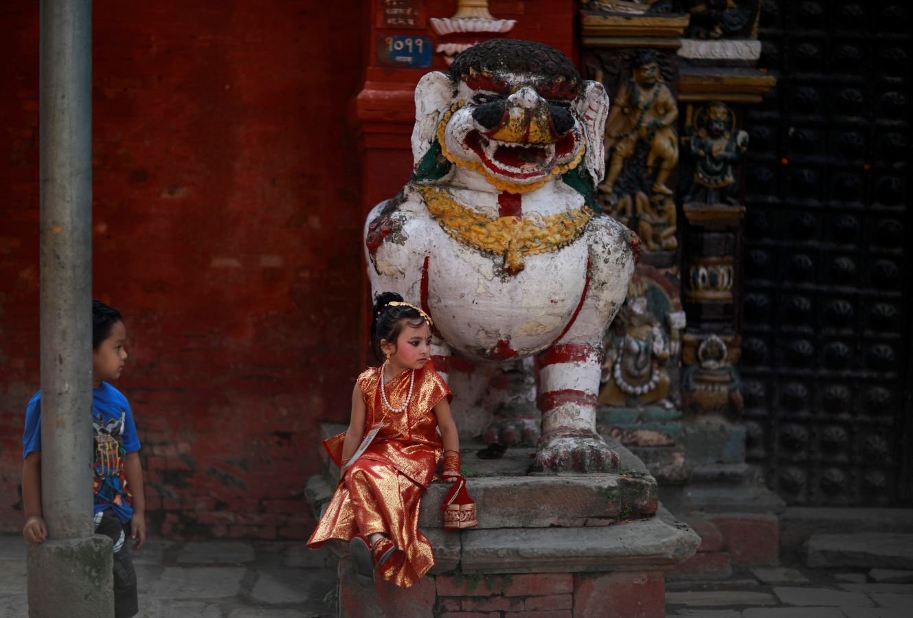 Niñas vestidas como la Diosa Viviente Kumari para celebrar el festival Kumari Puja en Katmandú (Nepal). Las niñas se hacen pasar por la Diosa y son adoradas por personas creyendo que sus hijos se mantendrán sanos