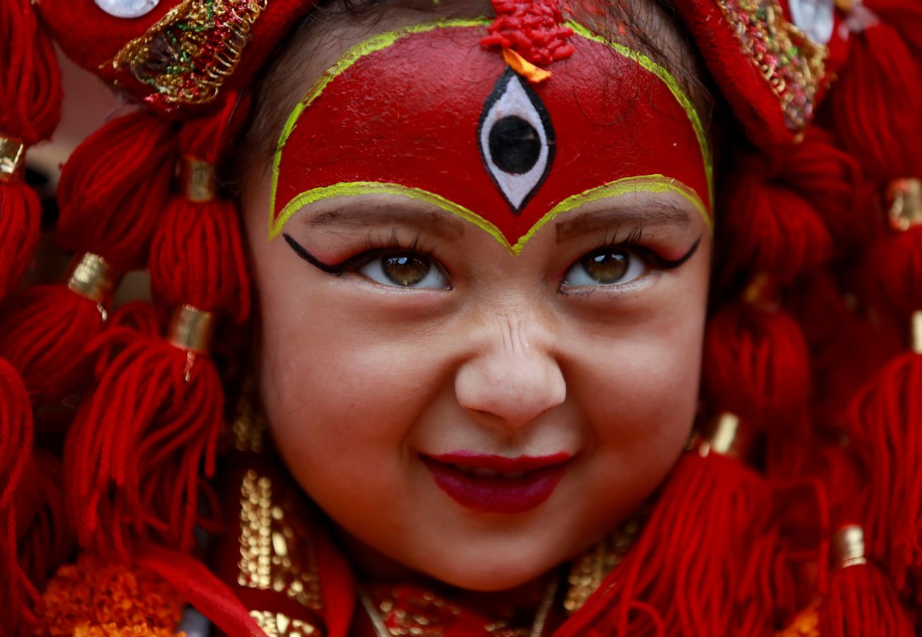 Niñas vestidas como la Diosa Viviente Kumari para celebrar el festival Kumari Puja en Katmandú (Nepal). Las niñas se hacen pasar por la Diosa y son adoradas por personas creyendo que sus hijos se mantendrán sanos
