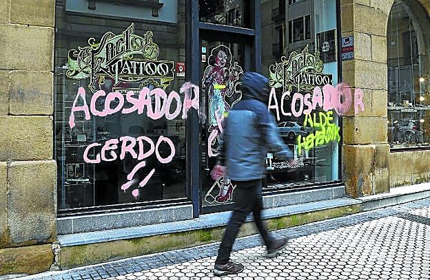 El local del tatuador fue objeto de pintadas tras conocerse los supuestos abusos. 