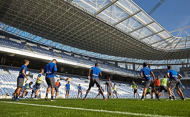 Entrenamiento de los jugadores de la Real Sociedad en el nuevo Anoeta. 