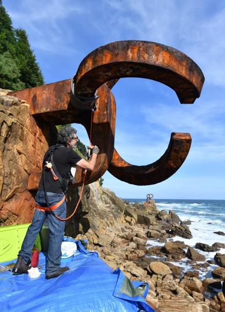 Imagen - La limpieza de las pintadas ha sido llevada a cabo por expertos de Chillida Leku