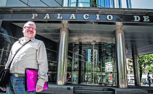 El principal acusado, Eliseo Gil, a la salida del Palacio de Justicia, hace una década.