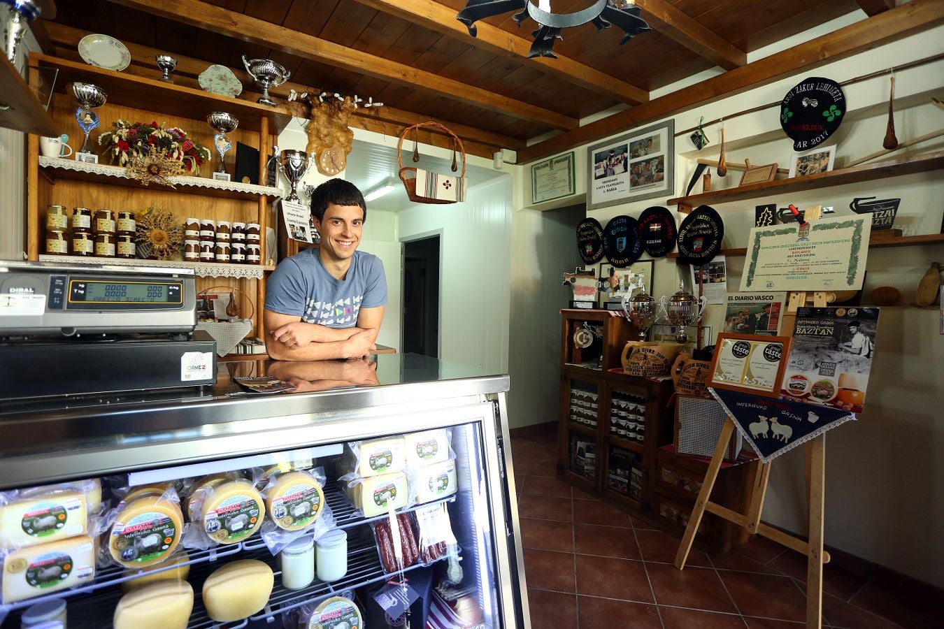 Fotos: Un día con Julen Arburua, ganador del concurso de quesos de Ordizia