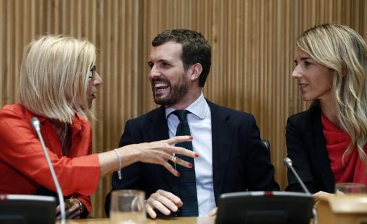 Rosa Díez, Pablo Casado y Cayetana Álvarez de Toledo participaron este jueves en el acto 'Españoles en defensa de lo común' que organizó el PP. 