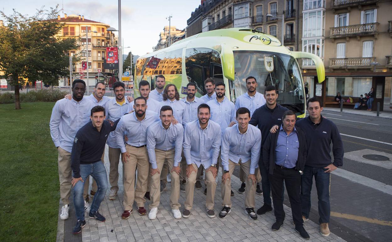 Parte de la plantilla y cuerpo técnico del Bidasoa-Irun, antes de partir en autobús a Loiu.