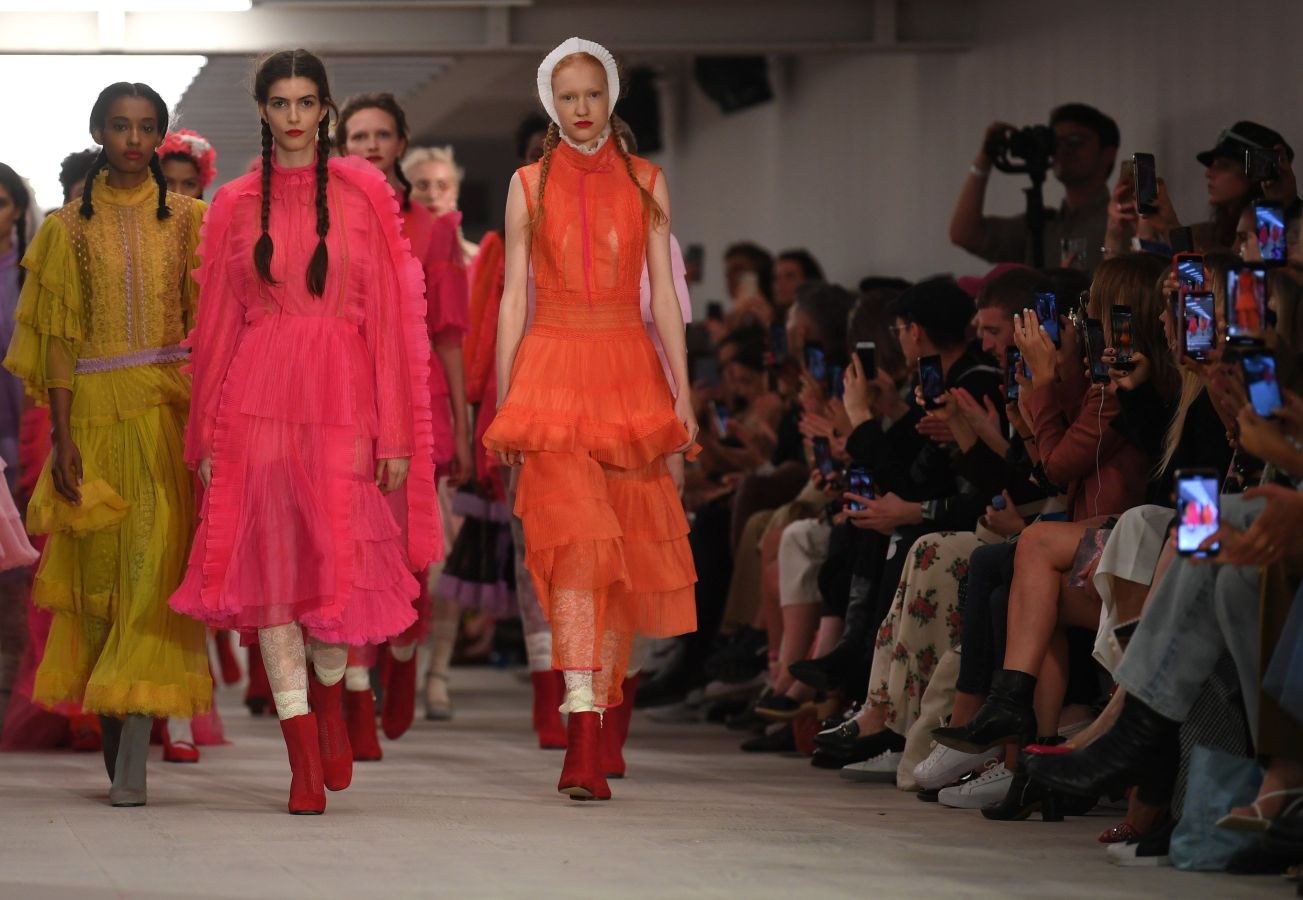 Las modelos desfilan los vestidos del diseñador turco durante la 'London Fashion Week' de cara a la colección 2020 de primavera y verano.