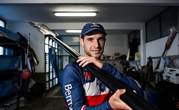 Jon Unanue sujeta un remo en el centro de entrenamiento de Urdaibai en Bermeo