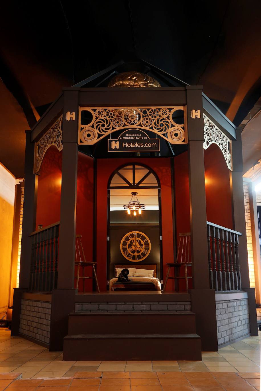 Ya está abierta la exposición «Monster Suite» en la ciudad de Guadalajara, Jalisco (México). Monstruos, calaveras y un ambiente victoriano rodean la habitación inspirada en las obra del director mexicano Guillermo del Toro en la que sus fanáticos más acérrimos podrán pasar una noche y sentirse como los protagonistas de alguna de sus películas. 