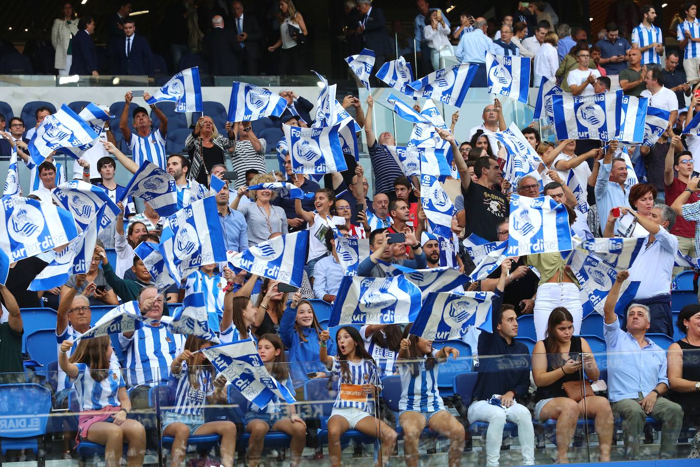 Expectación entre los aficionados de la Real Sociedad por conocer y estrenar el nuevo Reale Arena