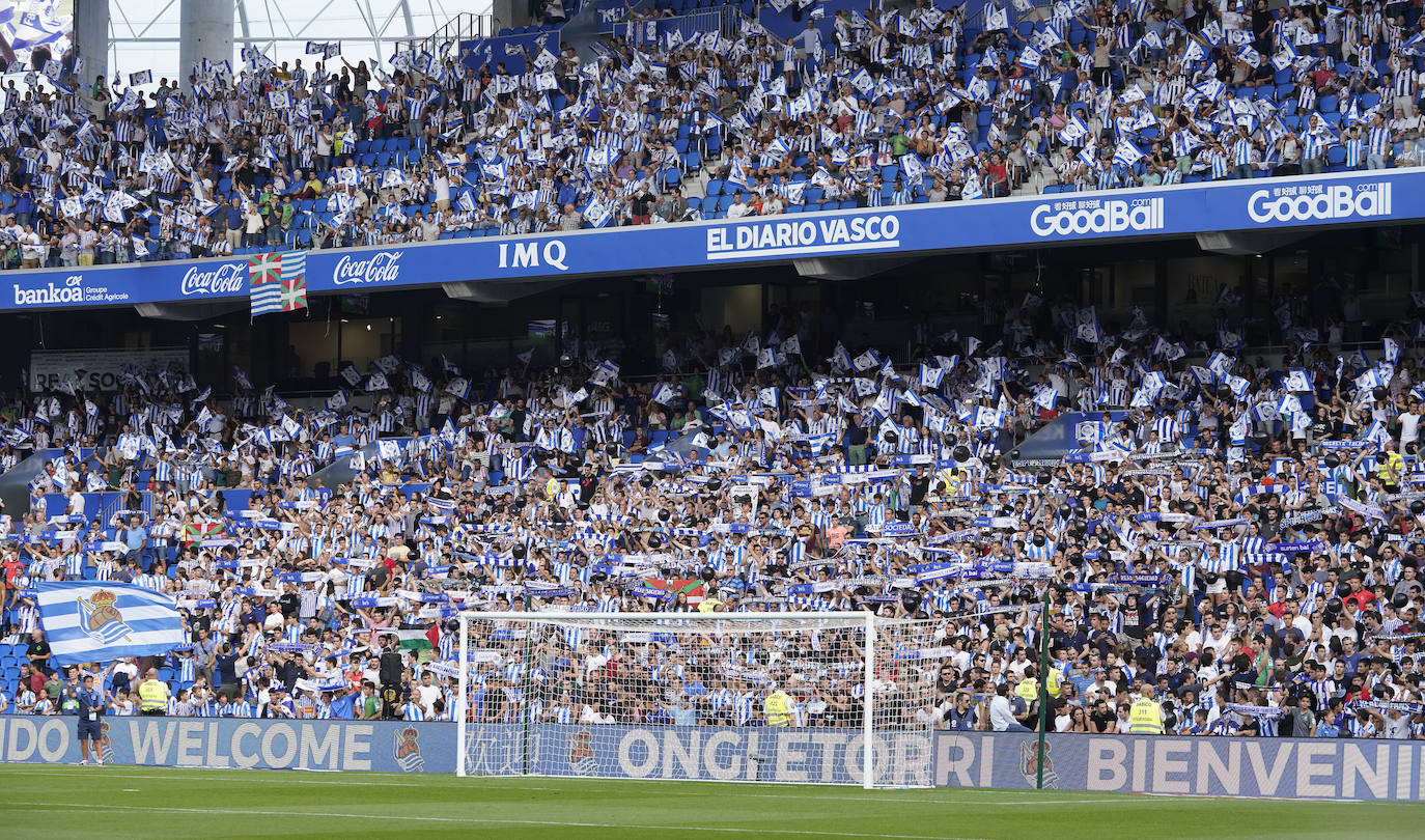 Expectación entre los aficionados de la Real Sociedad por conocer y estrenar el nuevo Reale Arena